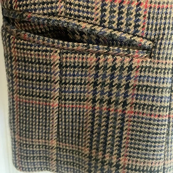 Avoca Collection | 2 piece skirt suit. Classic. Ireland. 100% pure wool. Large - Picture 10 of 15